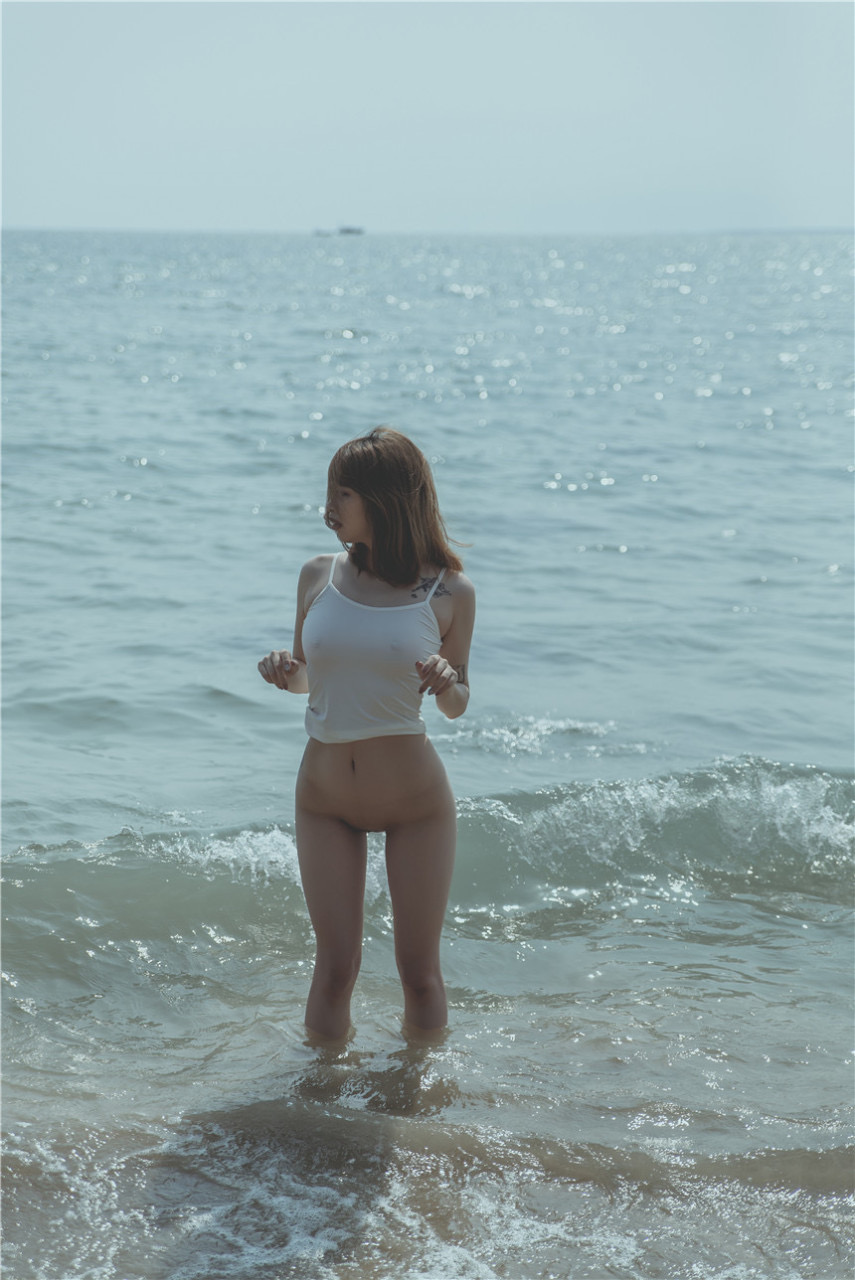 少女吹完海风回家沐浴