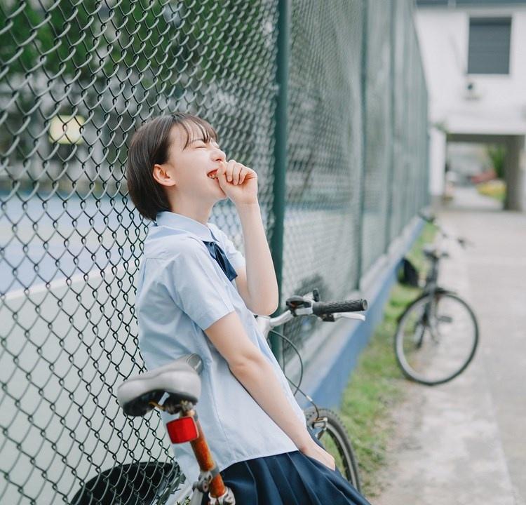 短发少女清纯甜美户外球场写真图片