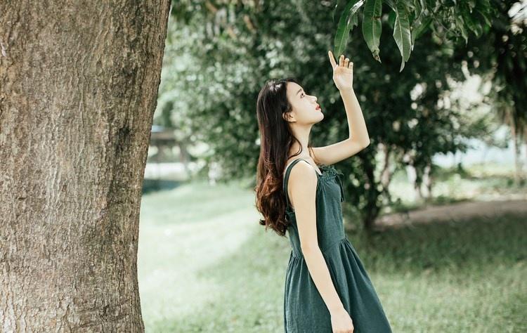 文艺范少女长发飘飘吊带长裙丛林唯美写真图片