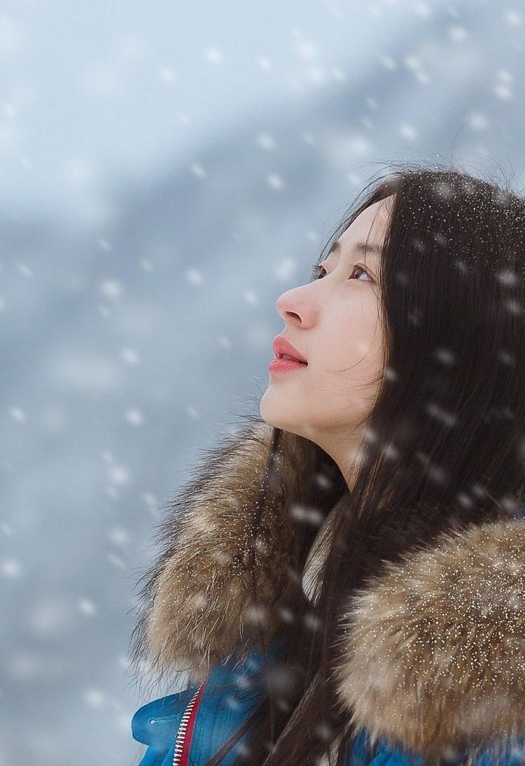 雪天长发美女鼻尖泛红美丽动人图片