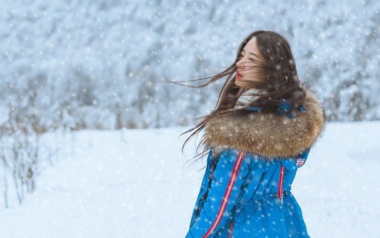 雪天长发美女鼻尖泛红美丽动人图片