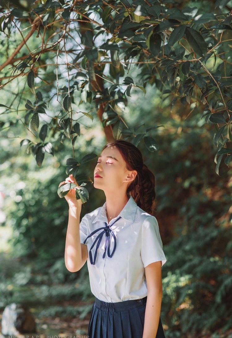 短裙校园美女多表情写真图片