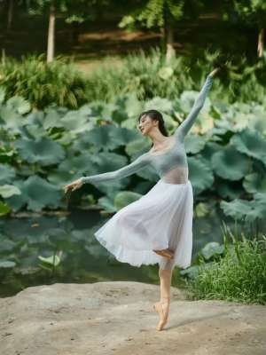 芭蕾美女(美女芭蕾舞艺术写真美照，荷塘翩翩起舞的仙女，艺术与自然的结合)