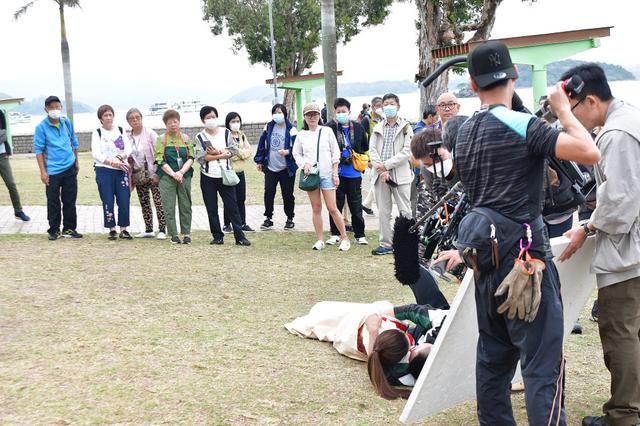 TVB女星户外拍亲密戏遭大爷大妈围观，满地翻滚最担心中招狗屎