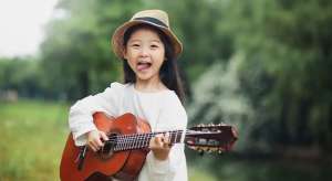 吉他女孩(6岁南京女孩周昭妍，被称“吉他女孩”火遍外网，圈粉3000万)