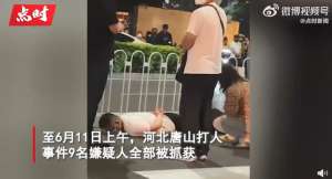 女生打人(目击者称被打女生直哭、当场几个女生吓吐，法学专家：打人者已明显涉嫌犯罪)