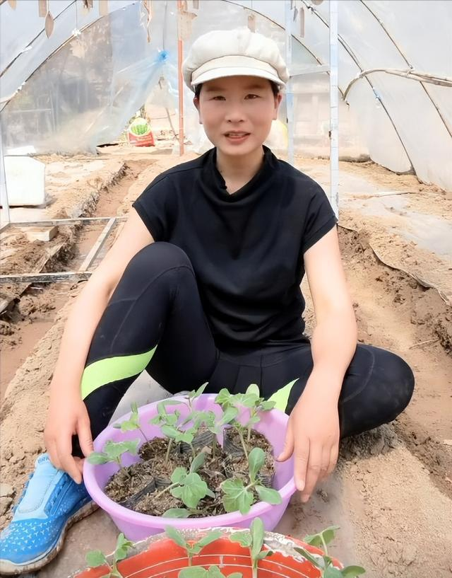 女子骑行千里，寻到失散了32年的生母，得知生母当初是被拐来的