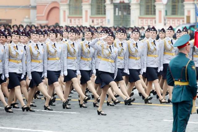 比钢铁武器更加吸引镜头，俄罗斯女兵用美丽和迷人的微笑征服世界