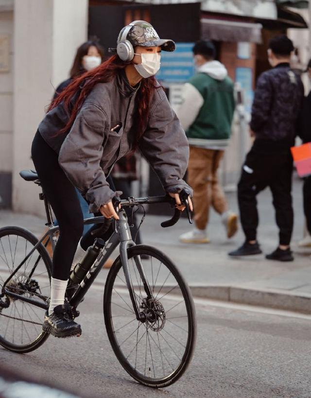 “鲨鱼裤+拖鞋”的网红式穿搭，带偏多少普通女孩？显腿粗还卡裆