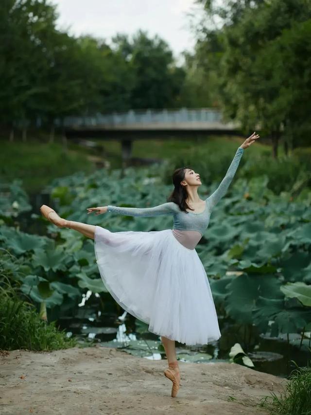 美女芭蕾舞艺术写真美照，荷塘翩翩起舞的仙女，艺术与自然的结合