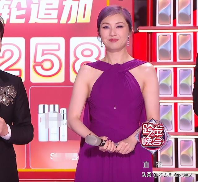 26位女星跨年斗艳：杨幂短裙裹貂，娜扎紧身亮片，个个出狠招