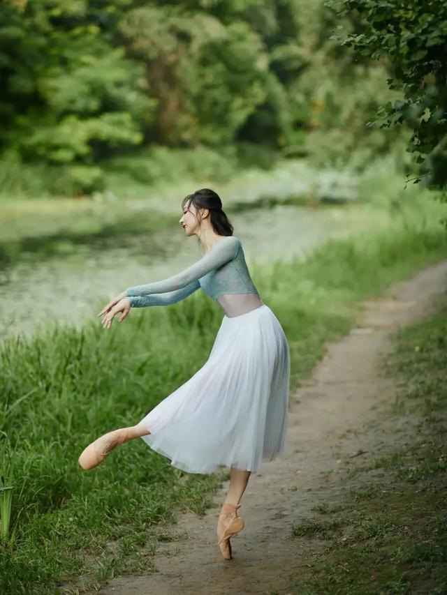 美女芭蕾舞艺术写真美照，荷塘翩翩起舞的仙女，艺术与自然的结合