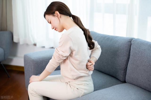 女性老是腰酸背疼？可能和5大因素有关系，4种办法，或能减轻痛苦