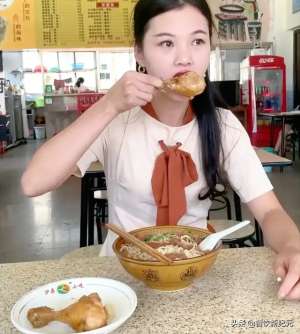 美女餐厅(福州24岁美女餐馆就餐，送门口穷小孩一碗牛肉面，引大家称赞)