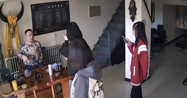 3名少女欲纹身被老板拒绝，询问原因时遭回怼：“16岁不能纹身，没有为啥”，网友怒赞！