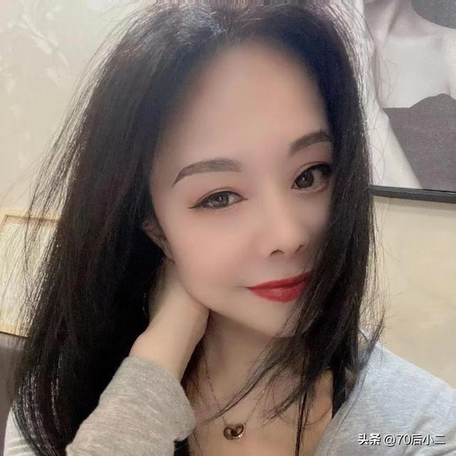 给你点烟又劝你少抽的女人，是疼你爱你无怨无悔的女人