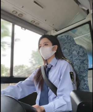 公交美女(陕西西安一名900路的女公交司机高颜值走红网络：被称为“最美公交女司机”)