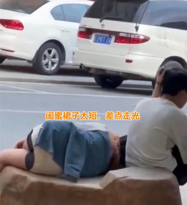 广东：情侣在路边亲热搂抱，闺蜜躺在一旁睡觉，衣服太短惹人非议