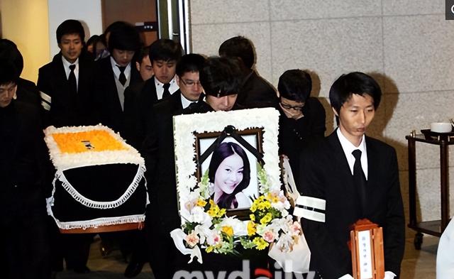 突发！韩国女星郑彩率在家中身亡，韩娱近20年内已有21位女星自杀