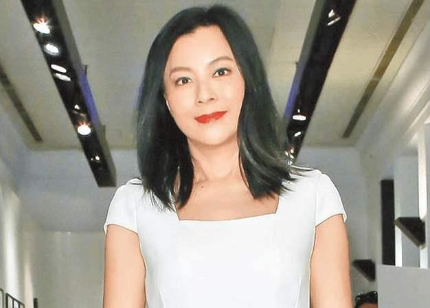 她是“被遗忘的港姐”，为走红拍三级裸体出镜，今56岁成豪门艳妇