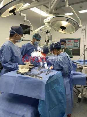 美女阴户(16岁女孩卵巢破裂打开腹腔医生惊呆了请提醒身边女性注意)