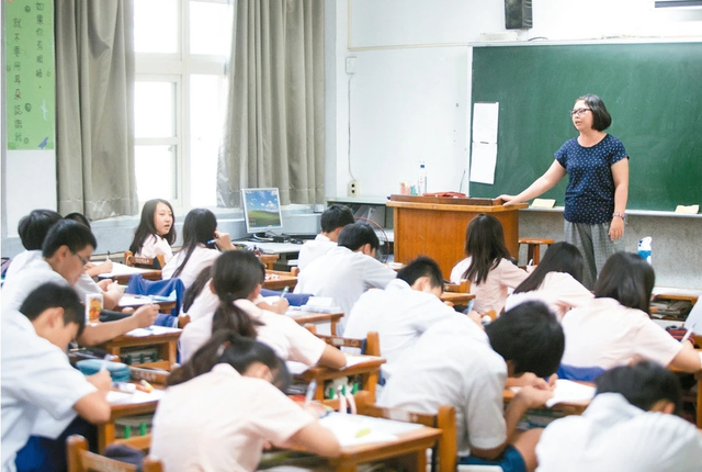 “原来生活费都用到这了”，女生宿舍照片流出，家长看后很生气