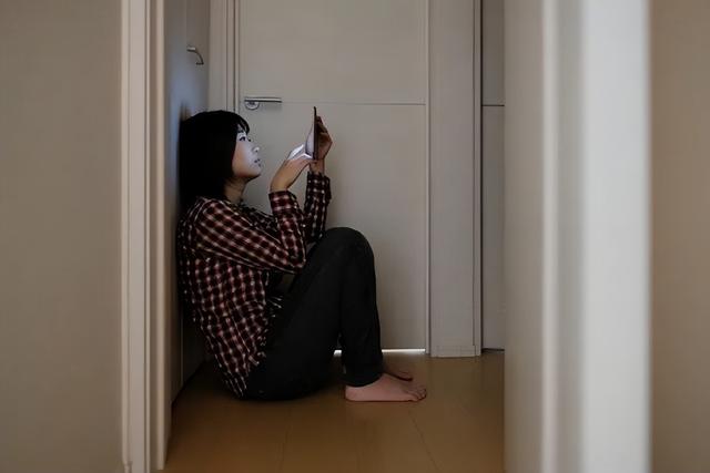 河南一女子在出租屋内“躺平”8年：拒绝一切社交，每月只花500元