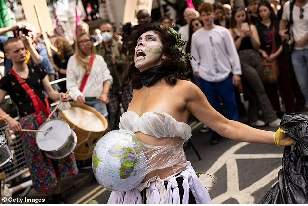 英美女赤裸上身人群中起舞，呼吁人们关注气候，父亲男友极力支持