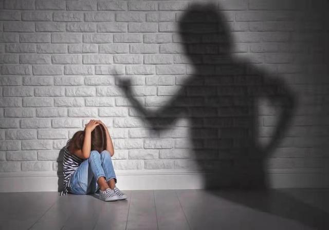 2019年，一位重男轻女的山东父亲家暴10多年，中考前杀害15岁女儿