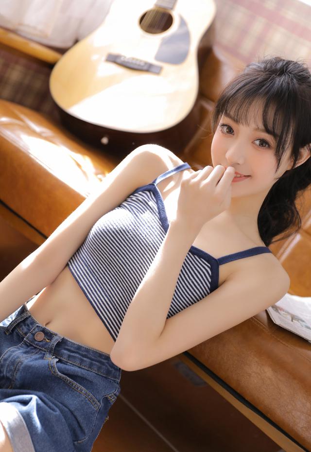 马尾辫美女高挑身材青春美丽美女校花写真图片