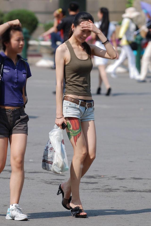 街拍光腿夏季性感穿着大长腿美女包臀丰满风韵少妇性感小姐姐