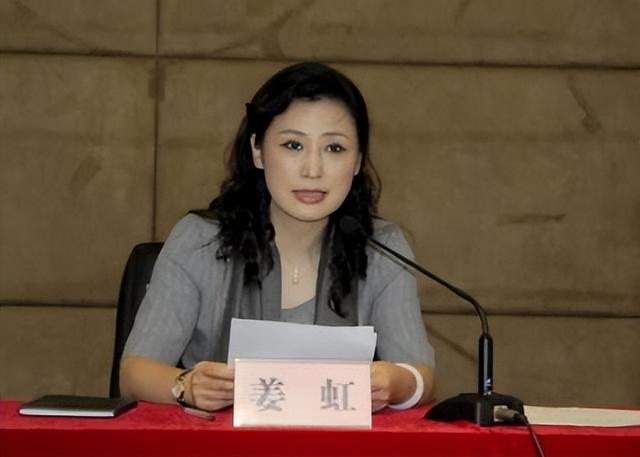 中国最美女校长姜虹：39岁任教授，49岁成校长，现55岁仍优雅知性