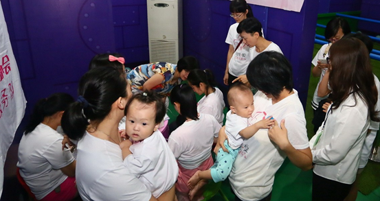 宝妈公共场所哺乳，年轻女子举起手机准备录像，路人反应被称赞