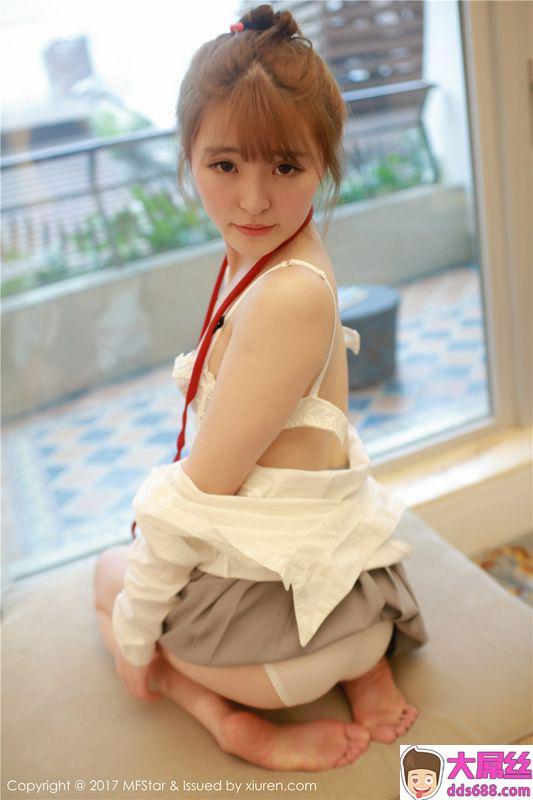 萌萌哒美女伊小七MoMo私房制服写真