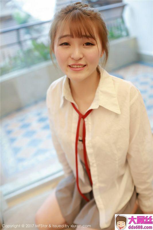 萌萌哒美女伊小七MoMo私房制服写真