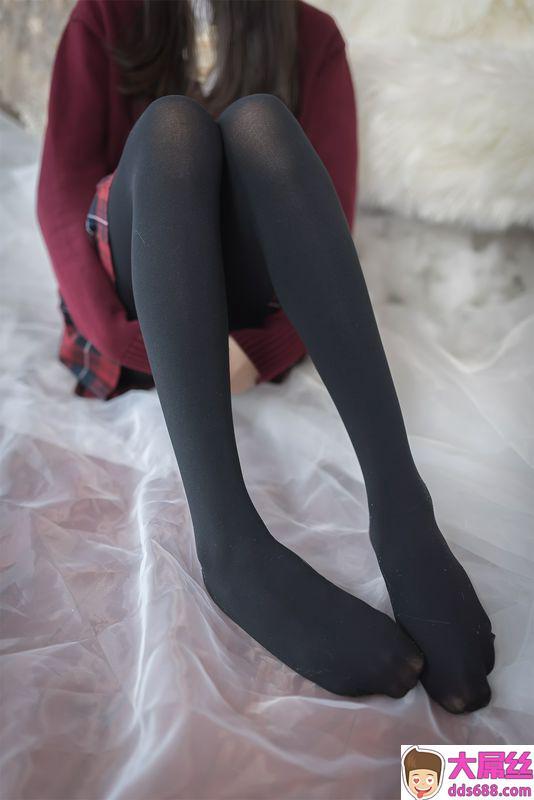 写真格子裙下的黑丝美腿