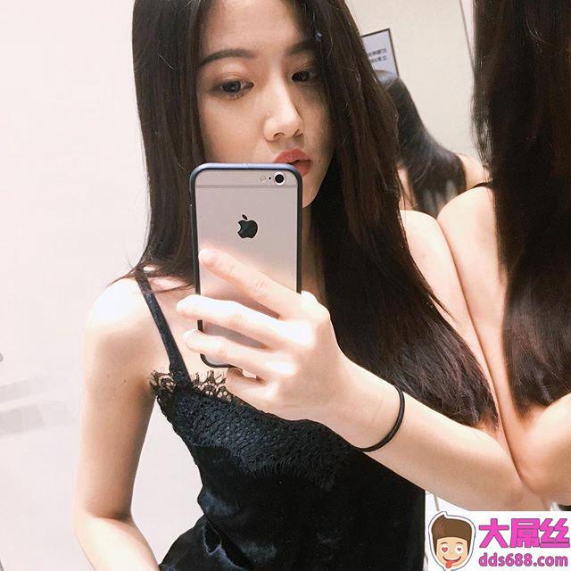 美得清新脱俗！Monica光气质就让人恋爱居然还有那般美乳